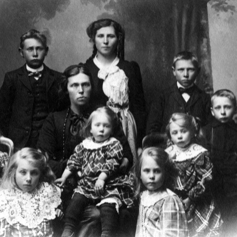 snjolaug_thorsteinsdottir_med_bornin