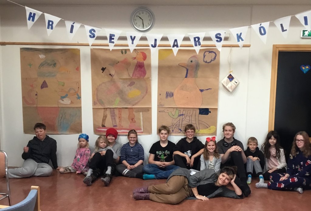 Nemendur og listamaður úr Gamla skóla
