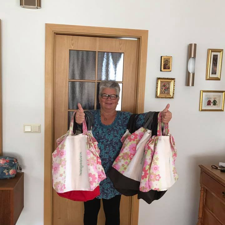 Svanhildur með pokana.