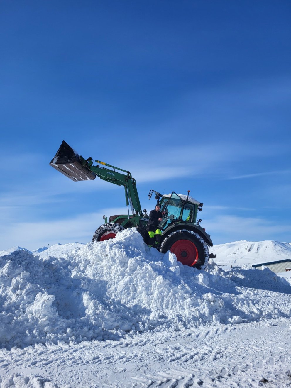 Hjölli hefur haft nóg að gera við snjómokstur síðustu daga!