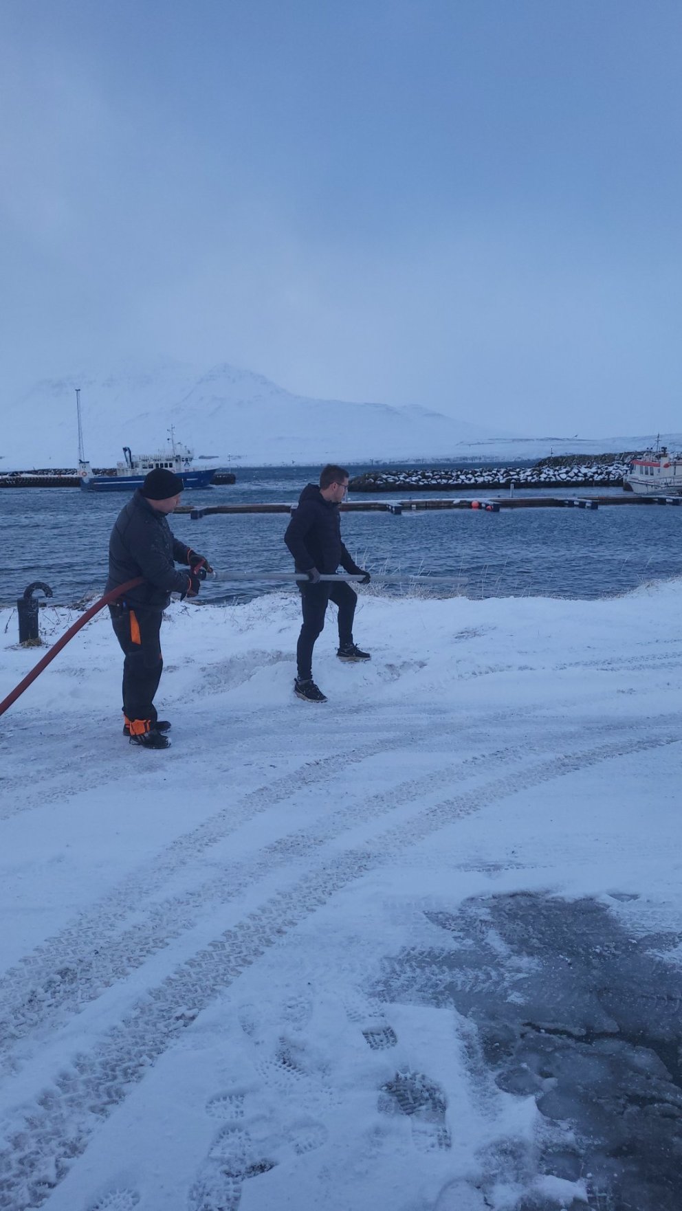 Ingólfur og Klas prófa nýja slökkvibúnaðinn