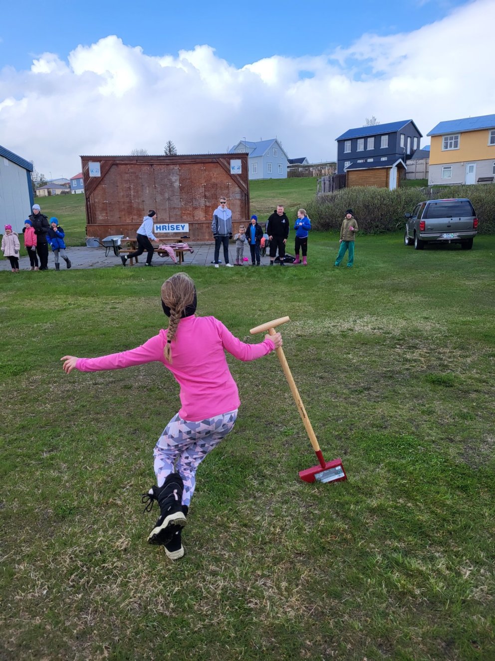 Krakkarnir í Hrísey í boðhlaupi