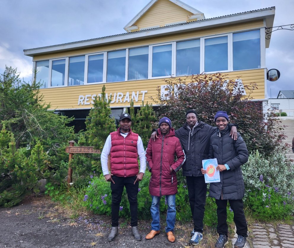 Theo, Ivan, Micho og Everest fyrir utan nýja heimilið