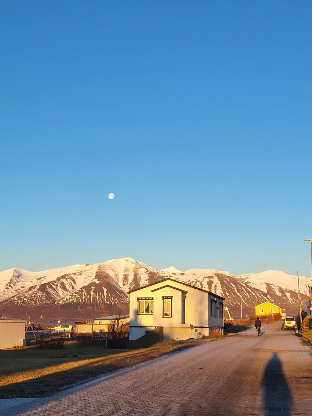 Tunglið hátt á himni fyrir ofan Sólbakka