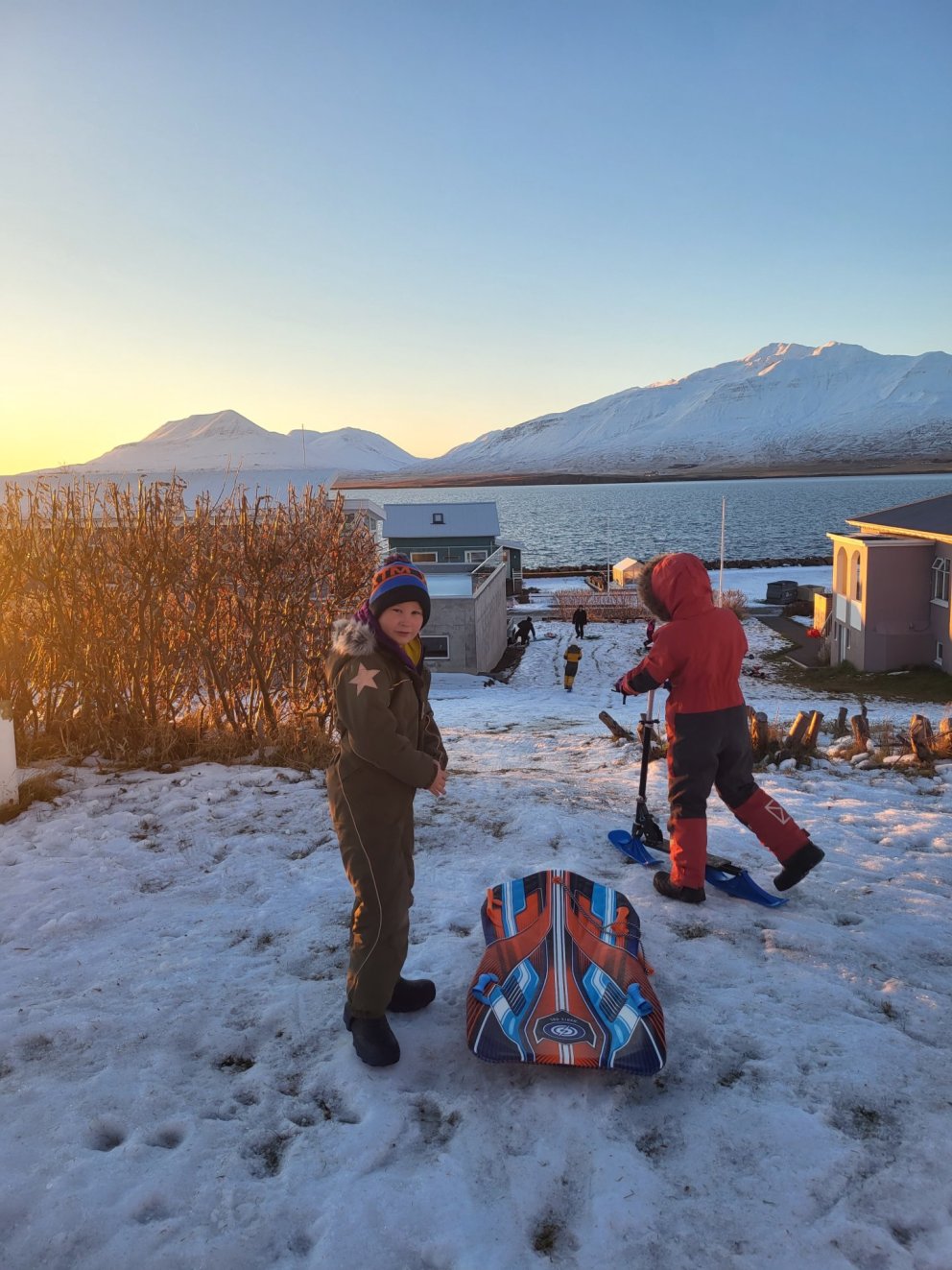 Dagur Hugi og skólafélagar renna sér í frímínútum