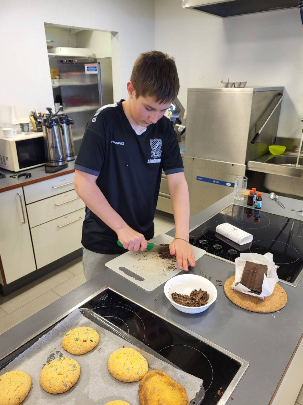 Arnór Breki Guðmundsson saxar súkkulaði fyrir fjáröflunarbakstur Draums