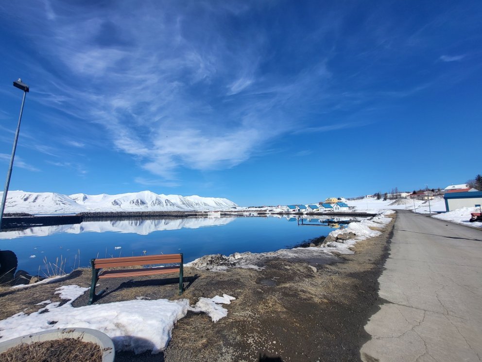 Sumarið er smá saman að taka yfir eyjuna og reka burt veturinn með snjóinn sinn