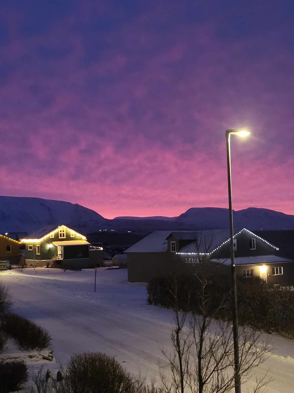 Himininn sýnir fegurð sína yfir Sæborg og Kelahúsi