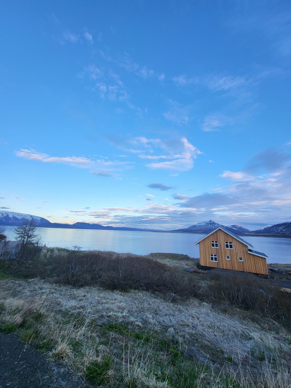 Nýjasta húsið í Hrísey, Hafblik, á fallegu vorkvöldi