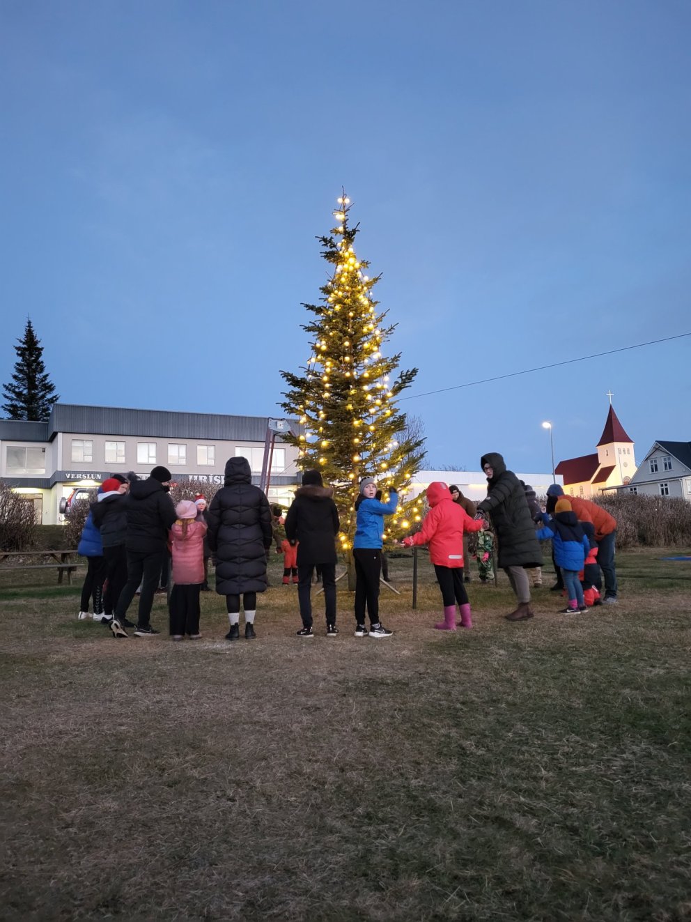 Dansað í kringum jólatréð