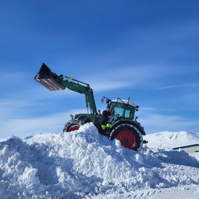 Hjölli hefur haft nóg að gera við snjómokstur síðustu daga!