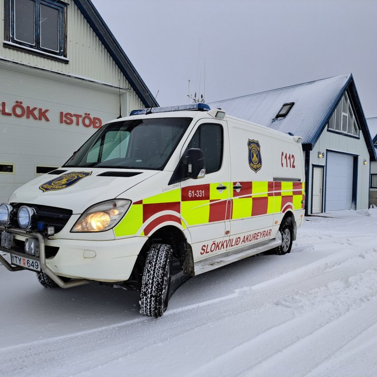 Nýi slökkvibíllinn fyrir utan slökkvistöðina. Örvæntið ekki - V-ið er fundið og fer upp fljótlega!