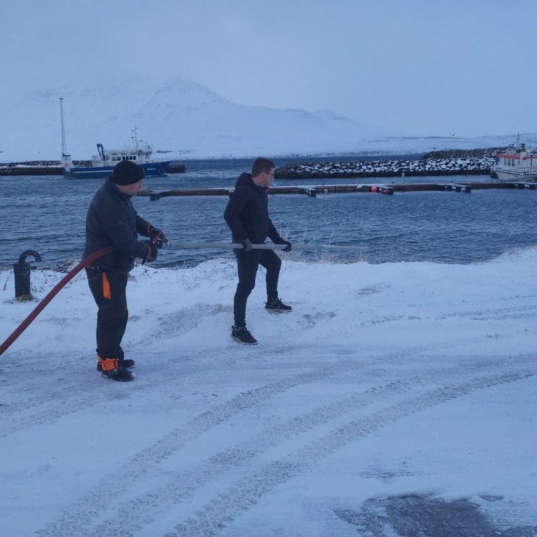 Ingólfur og Klas prófa nýja slökkvibúnaðinn