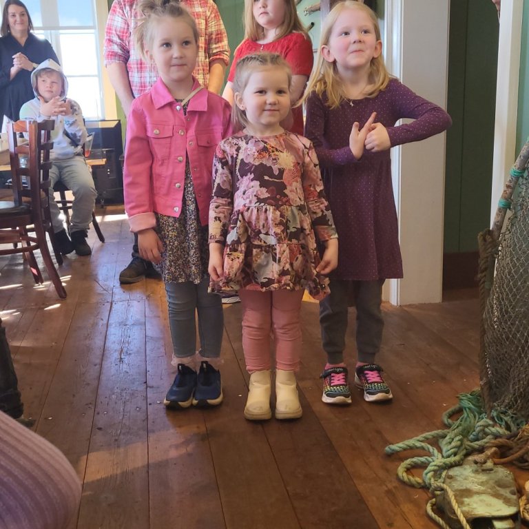 Sara Björg, Hrafnhildur Dimmey og Elía Villimey sungu frumsaminn texta við lagið Gamli Nói á opnun s…