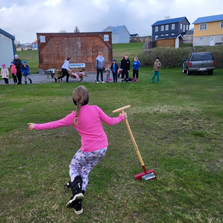 Krakkarnir í Hrísey í boðhlaupi