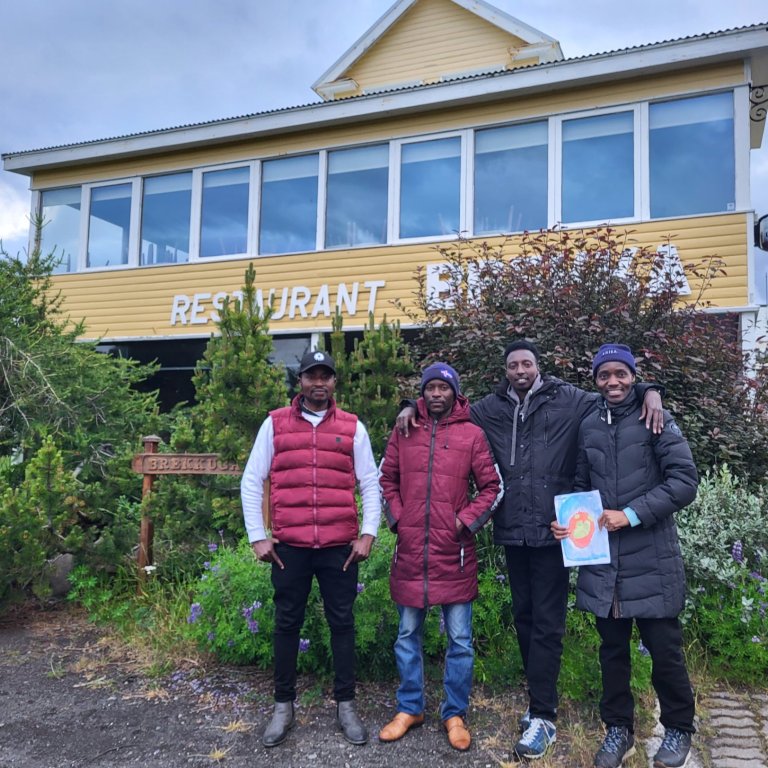 Theo, Ivan, Micho og Everest fyrir utan nýja heimilið