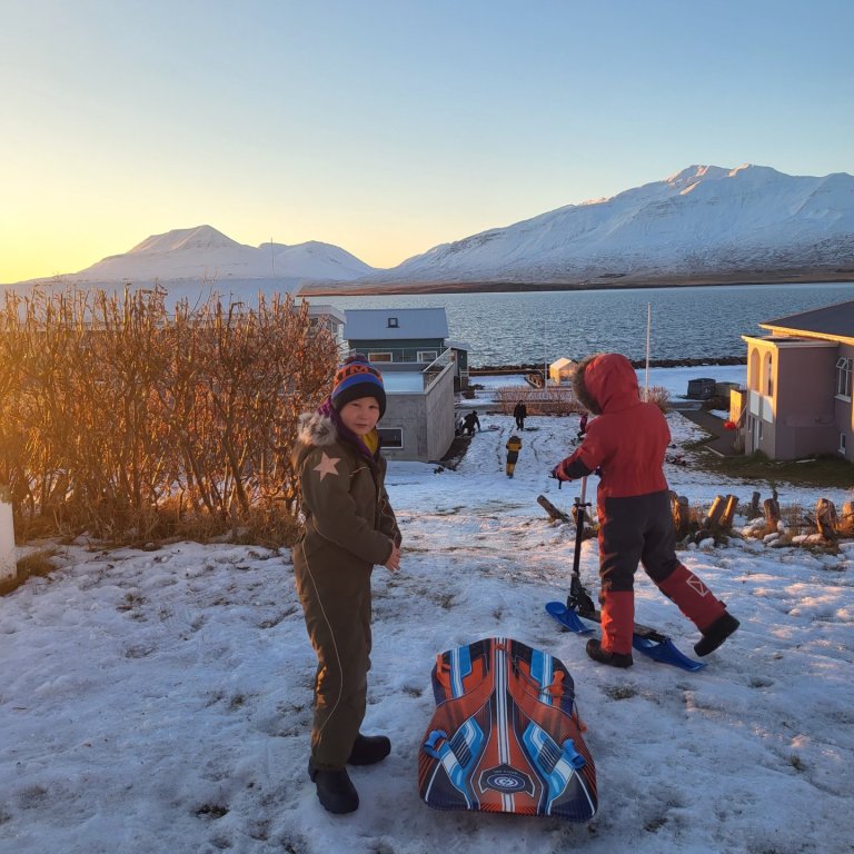 Dagur Hugi og skólafélagar renna sér í frímínútum