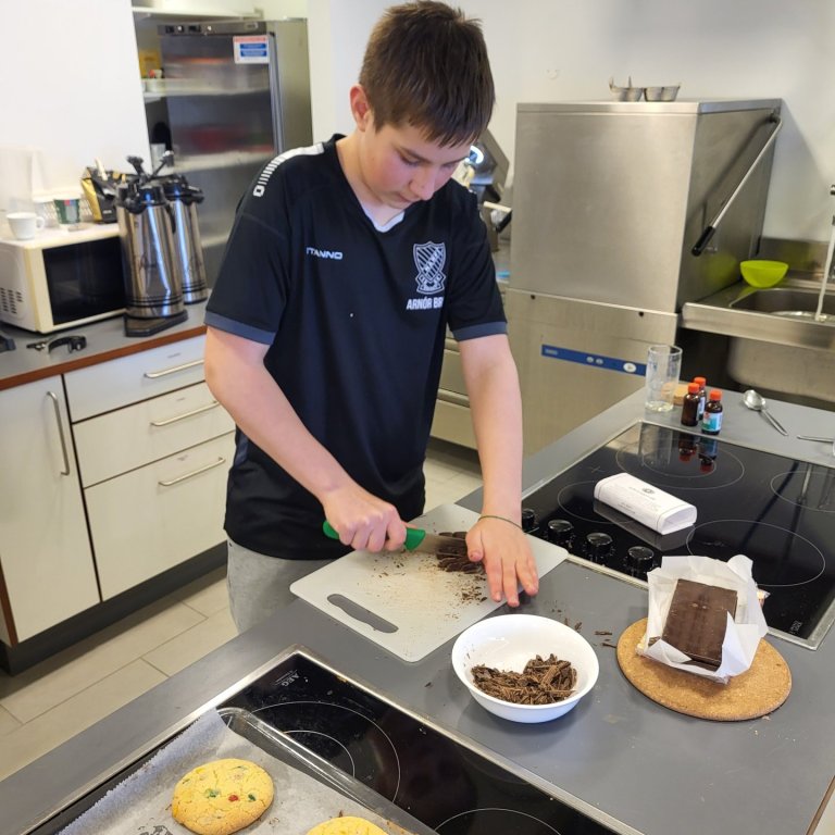 Arnór Breki Guðmundsson saxar súkkulaði fyrir fjáröflunarbakstur Draums