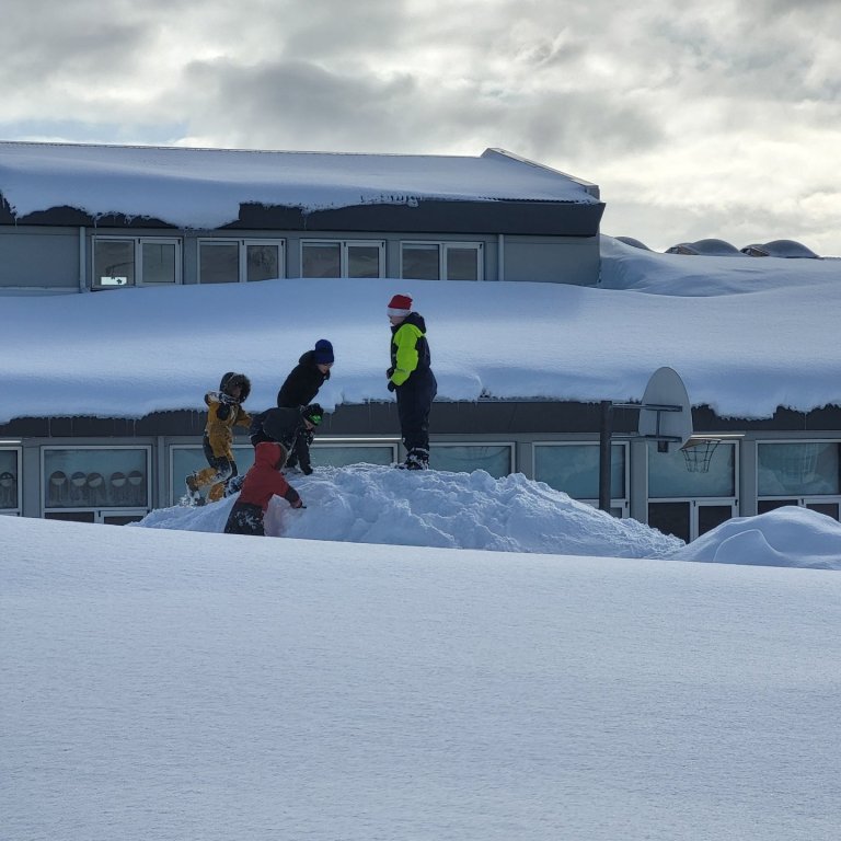 Leikið sér í snjónum í frímínútum í Hríseyjarskóla