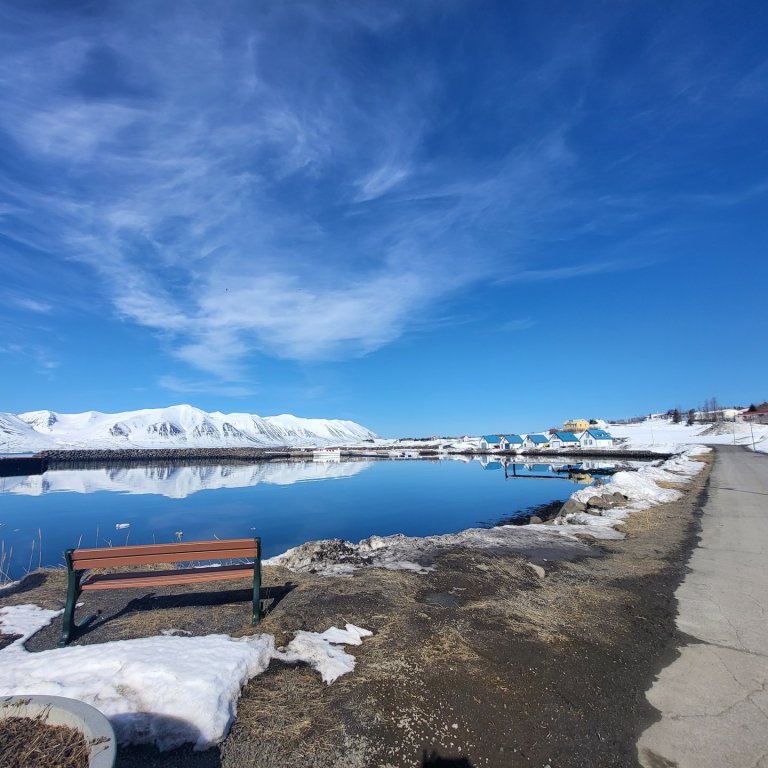 Sumarið er smá saman að taka yfir eyjuna og reka burt veturinn með snjóinn sinn