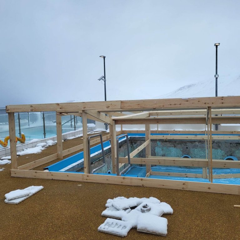 Verið er að undirbúa viðgerðir á sundlaug