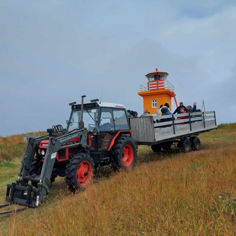 Ferðafólk lætur haustveður ekki stoppa sig í að koma til Hríseyjar í vitaferðir
(ljósmynd, Gestur L…