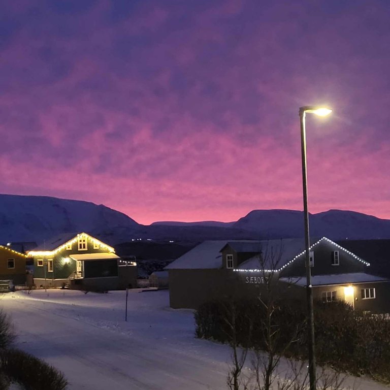 Himininn sýnir fegurð sína yfir Sæborg og Kelahúsi