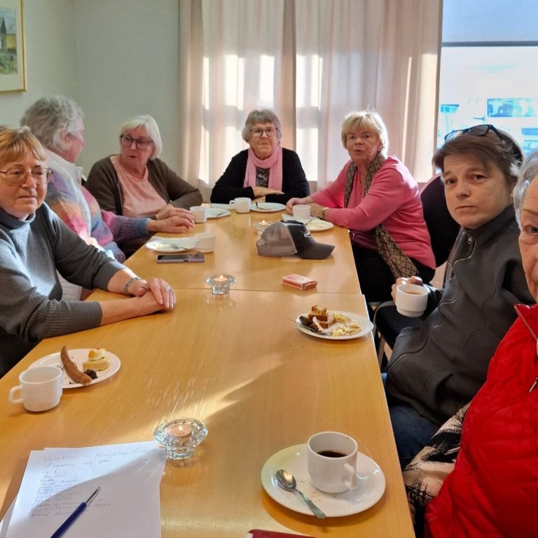 Vinakaffi og bleikar slaufur í Hrísey