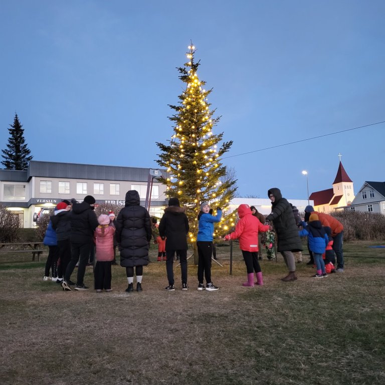 Dansað í kringum jólatréð